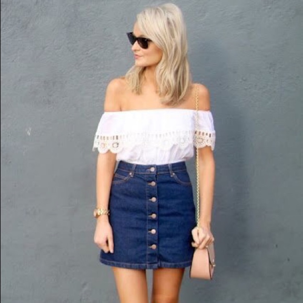 Button denim skirt w/ front and back pockets